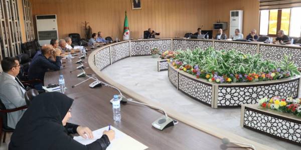 مدير جامعة بسكرة يترأس اجتماعا تنسيقيا لمناقشة تعديلات القانون الداخلي وتعزيز الأمن داخل الحرم الجامعي