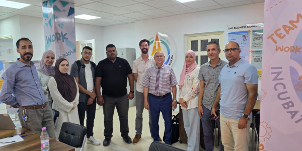 استقبل مدير جامعة بسكرة الأستاذ الدكتور زهير ديبي، ممثلة GIZ ببسكرة الأستاذة نجاح عطية، مرفوقة بالخبير الدولي السيد ستيفن دونالد غراي من جنوب إفريقيا،